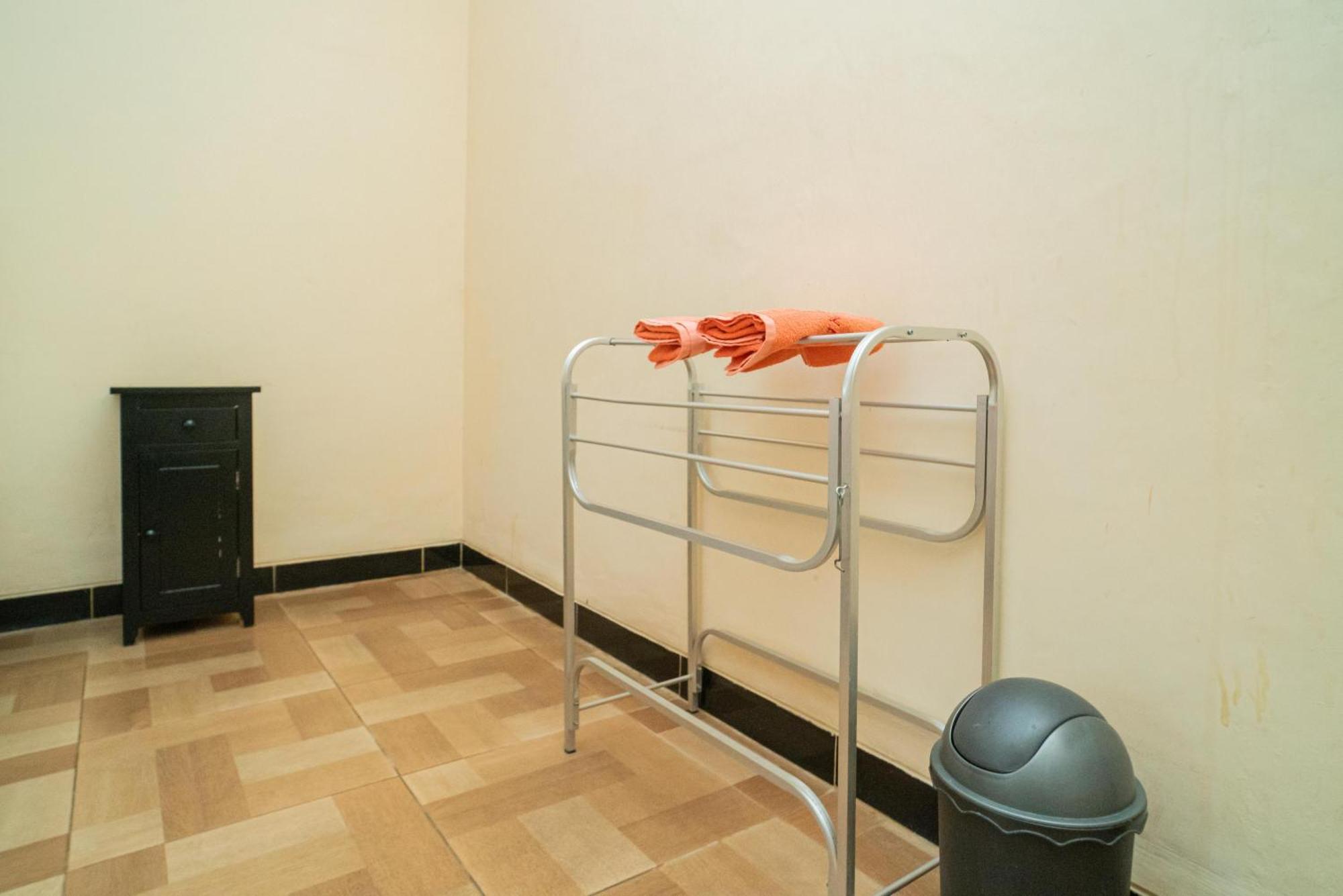 Reddoorz @ Panglima Sudirman Madiun Hotel Quarto foto